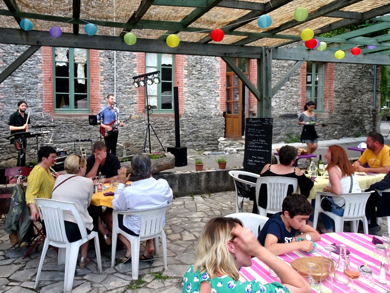 Photo d'un concert du groupe Manas, organisé à l'Auberg'IN