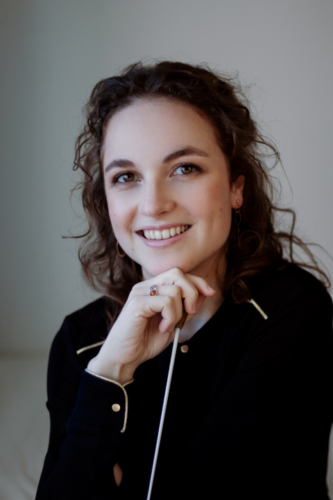 Photographie d'Alizé Léhon, violoniste, pianiste, cheffe d'orchestre