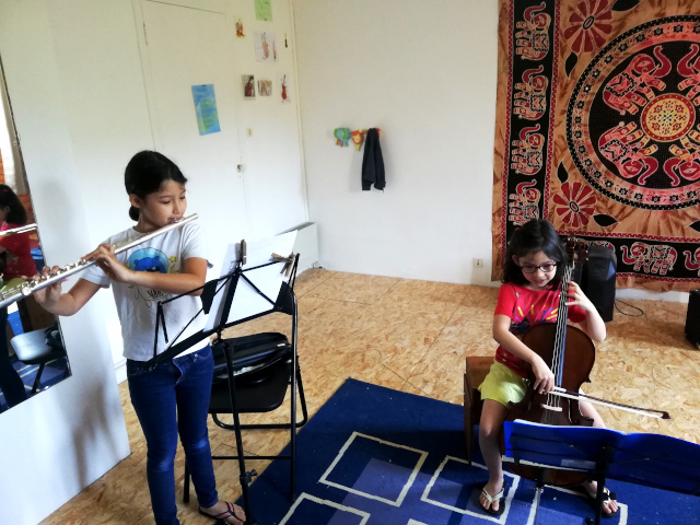 Un cours de violoncelle avec deux élèves