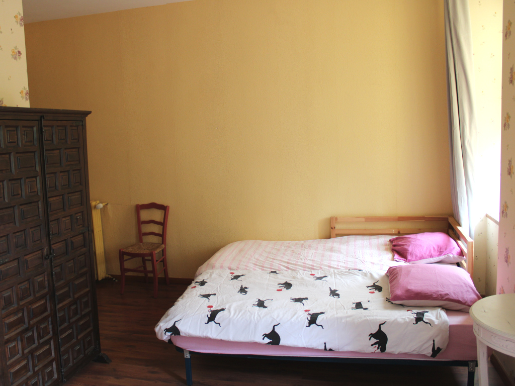Deux lits gigognes simples, chambre mauve