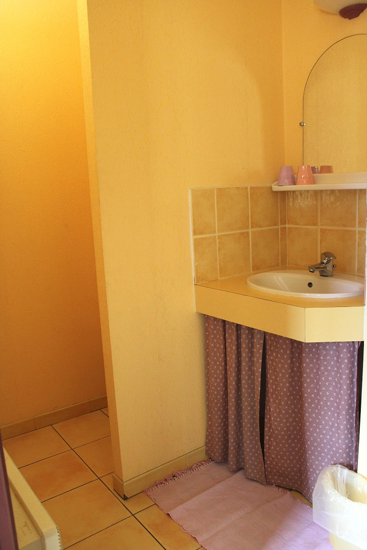 Salle de bain privative, chambre mauve