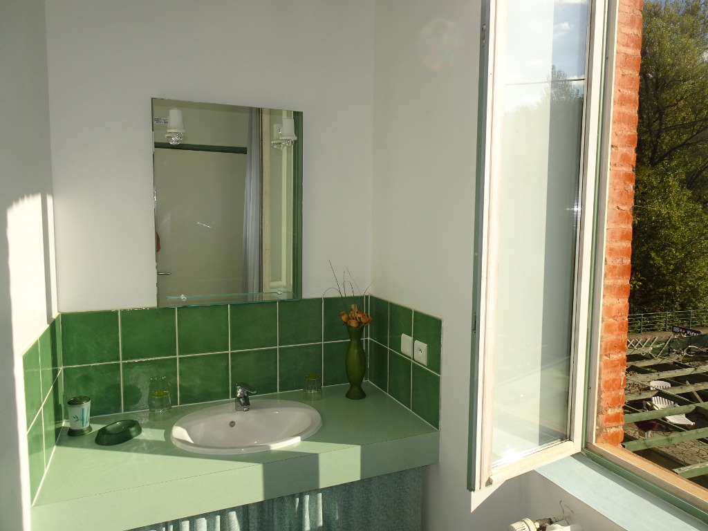 Vue de la salle de bain de la chambre verte