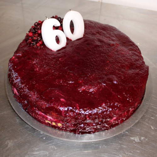 dessert : un gâteau d'anniversaire aux fruits rouges