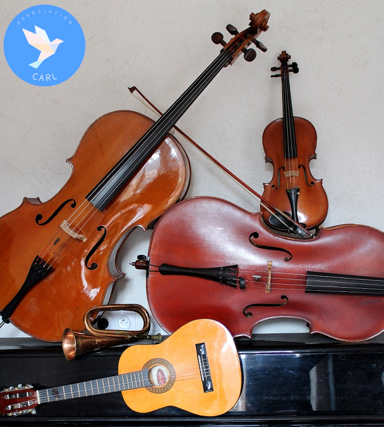 Affiche des Violoncell'IN and Co' : une pyramide d'instruments à cordes (2 violoncelles, un violon et une guitare) sur un piano noir